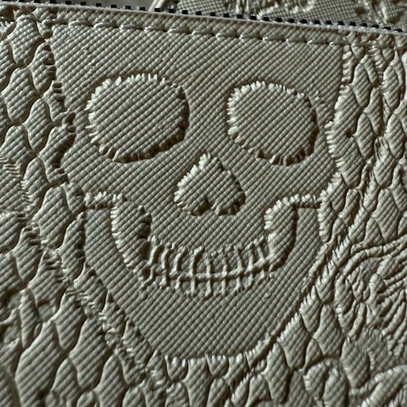 Betsey Johnson "skulltastic" 2 PC large skull tote and wristlet XOKIARA2 white - Picture 6 of 13